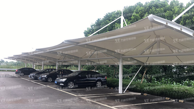 張拉膜車棚造價(jià)和哪些因素有關(guān)？降低張拉膜車棚造價(jià)的方法有哪些？