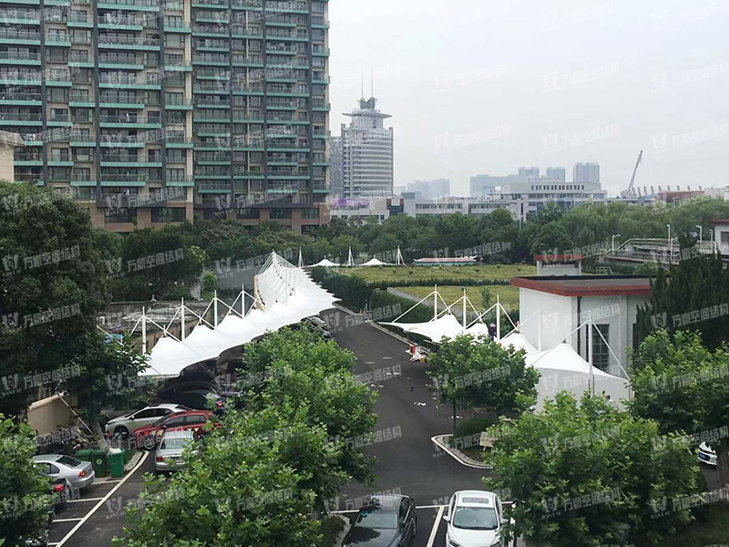 張拉膜車棚造價(jià)和哪些因素有關(guān)？降低張拉膜車棚造價(jià)的方法有哪些？