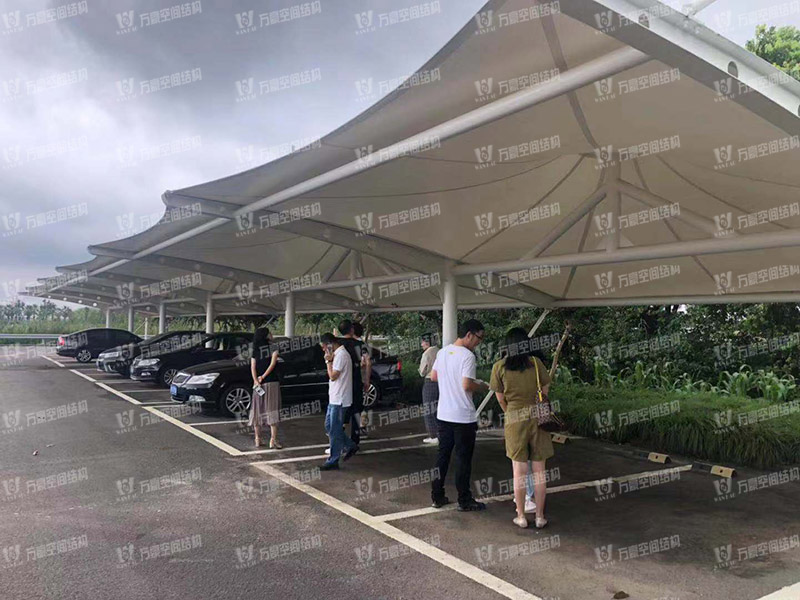 張拉膜車棚造價(jià)和哪些因素有關(guān)？降低張拉膜車棚造價(jià)的方法有哪些？