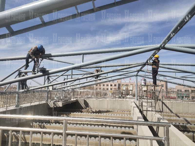 格爾木工業(yè)園昆侖工業(yè)區(qū)工業(yè)污水廠(chǎng)污水池保溫膜結(jié)構(gòu)工程位于海西蒙古族藏族自治州格爾木市，此項(xiàng)目是國(guó)內(nèi)首個(gè)ETFE膜結(jié)構(gòu)污水池加蓋工程。   該工程主要建設(shè)格爾木工業(yè)園昆侖工業(yè)區(qū)工業(yè)污水處理廠(chǎng)首期2.5萬(wàn)立方米/天工程二沉池、水解酸化池和預(yù)沉池池體保溫膜結(jié)構(gòu)安裝。項(xiàng)目用鋼量230噸，膜結(jié)構(gòu)展開(kāi)面積5000平米。    目前，預(yù)沉池和酸化水解池鋼結(jié)構(gòu)已完成，油漆已完成。二沉池基柱加焊，鋼架焊接中。    期待整個(gè)工程的完工，來(lái)領(lǐng)略它別致的風(fēng)采。