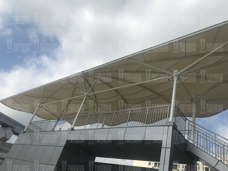 膜結構雨棚遮陽棚有哪些優(yōu)勢？雨棚遮陽棚為什么選膜結構材料？