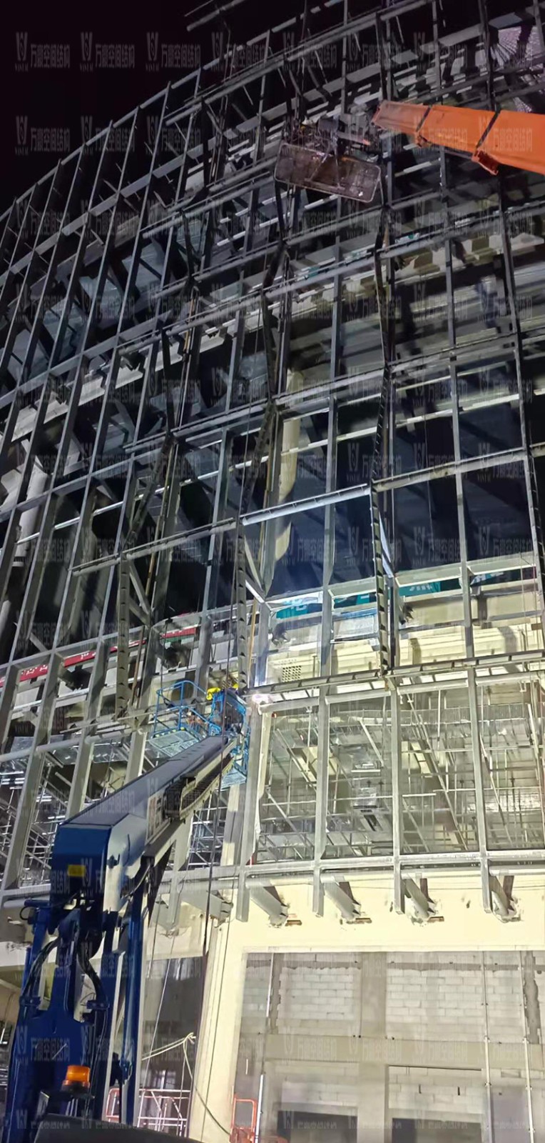 紹興國際會展中心一期B區(qū)會議中心PTFE膜結(jié)構工程火熱拼裝、吊裝中