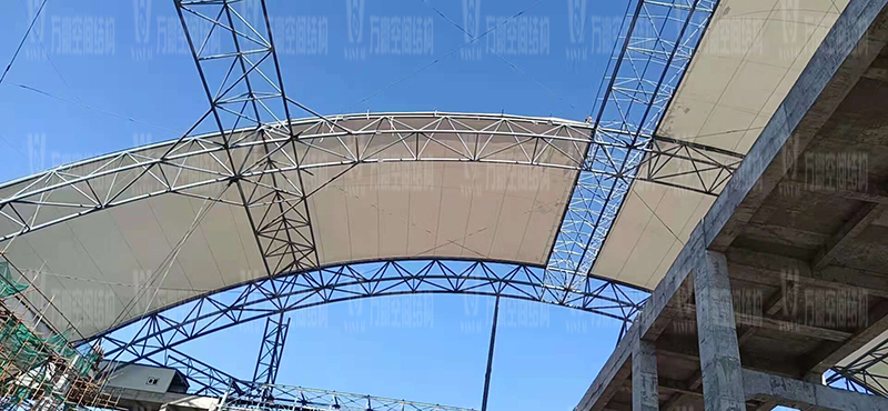 內(nèi)蒙能源長(zhǎng)城五礦選煤廠鋼骨架膜棚建設(shè)項(xiàng)目膜結(jié)構(gòu)安裝中