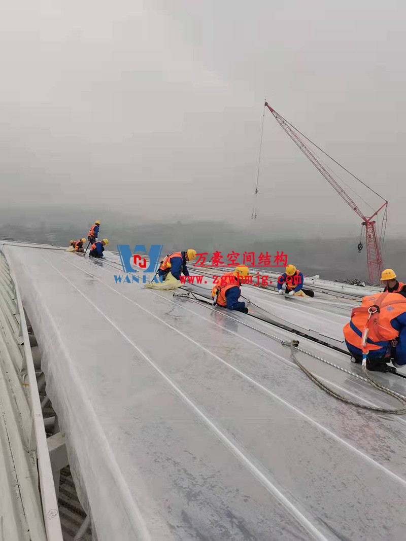 重慶龍興足球場ETFE屋面膜結構工程屋面鋼結構完成，膜結構安裝中