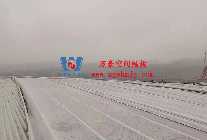 重慶龍興足球場ETFE屋面膜結構工程屋面鋼結構完成，膜結構安裝中
