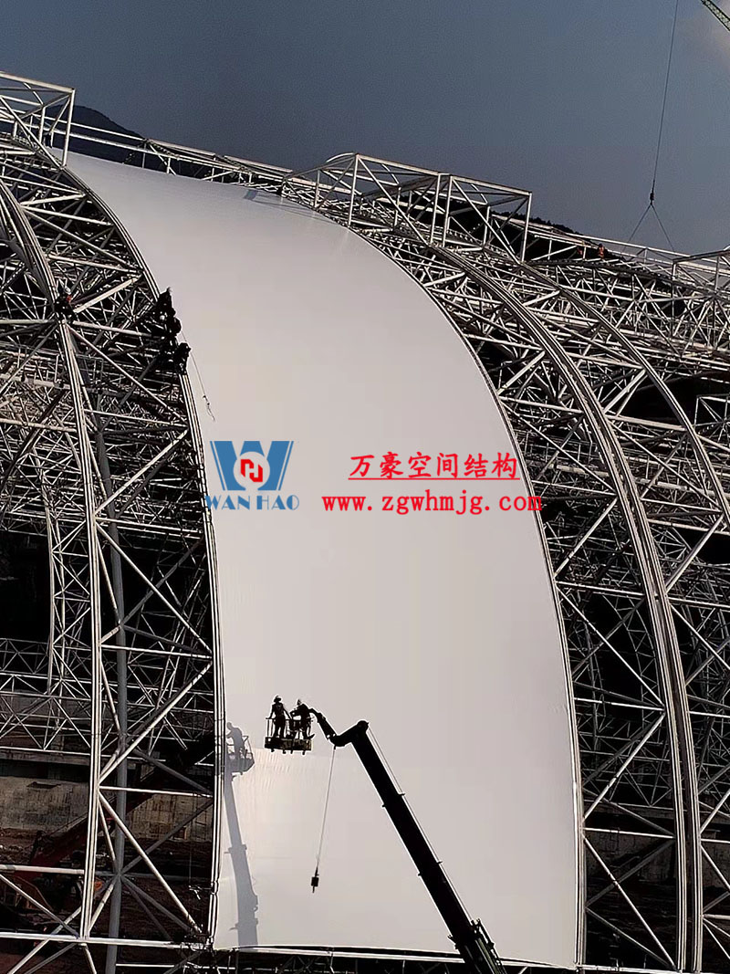 四川高興煤炭儲(chǔ)備基地建設(shè)項(xiàng)目鋼結(jié)構(gòu)接近尾聲，膜結(jié)構(gòu)開始安裝