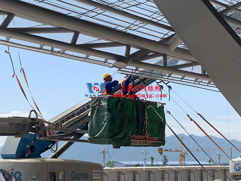 兩江新區(qū)加快建設(shè)龍興足球場（標(biāo)準(zhǔn)不降、工期不延、確保年底建成）