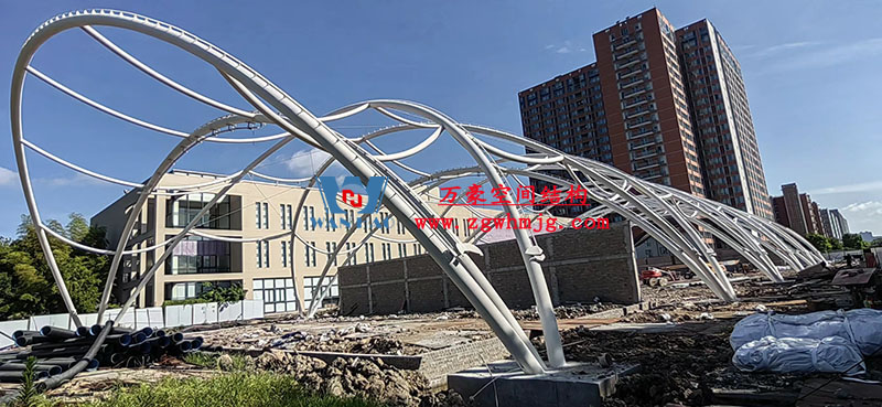 寧波諾丁漢大學(xué)室外運(yùn)動場地改擴(kuò)建項(xiàng)目膜結(jié)構(gòu)工程鋼結(jié)構(gòu)已完成