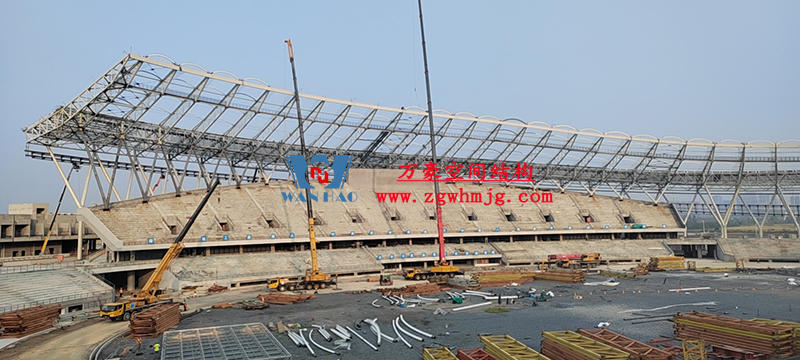 襄陽奧體中心膜結構工程鋼結構接近尾聲，膜結構開始安裝