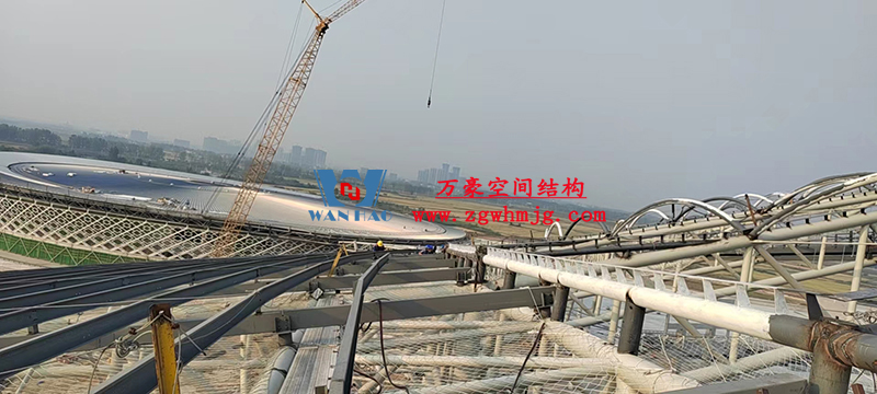 襄陽奧體中心膜結構工程鋼結構接近尾聲，膜結構開始安裝