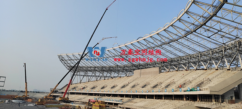 襄陽奧體中心膜結構工程鋼結構接近尾聲，膜結構開始安裝