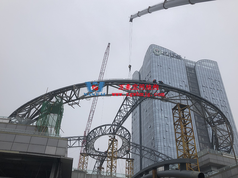 明宇廣場6號地塊商業(yè)（萬達(dá)廣場）改造項目鋼膜結(jié)構(gòu)ETFE蓋頂天幕工程進(jìn)入鋼結(jié)構(gòu)吊裝階段