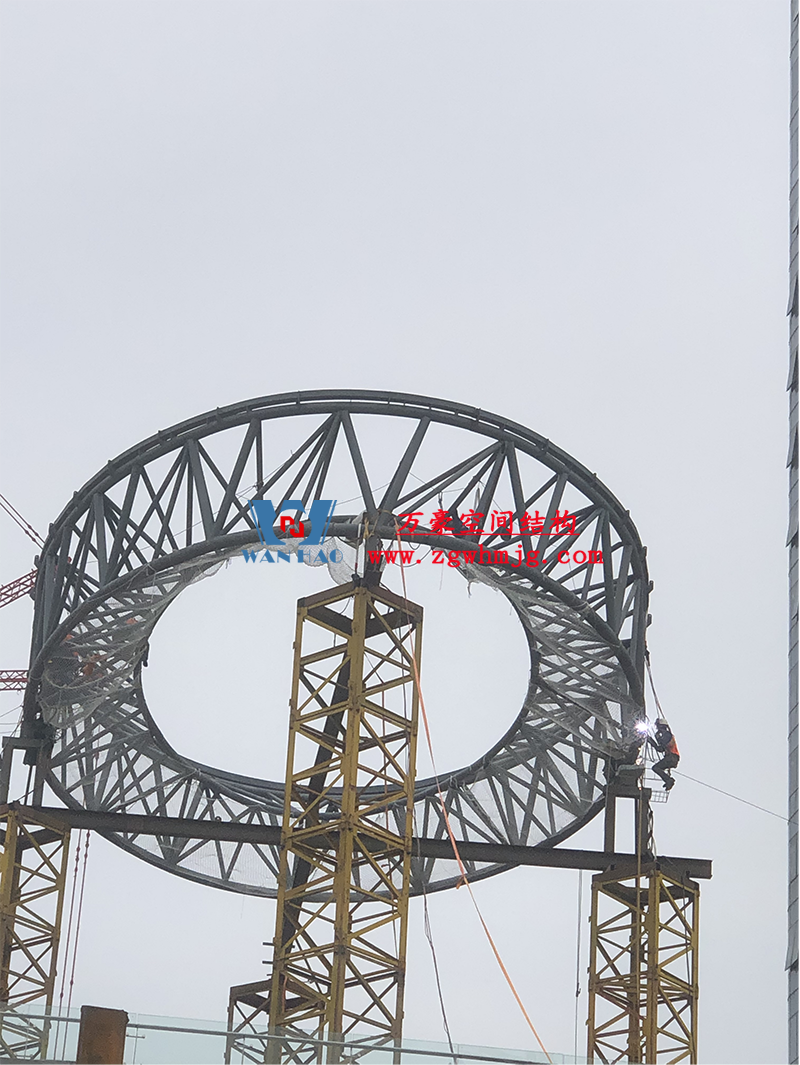 明宇廣場6號地塊商業(yè)（萬達(dá)廣場）改造項目鋼膜結(jié)構(gòu)ETFE蓋頂天幕工程進(jìn)入鋼結(jié)構(gòu)吊裝階段