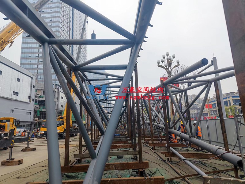 明宇廣場6號地塊商業(yè)（萬達(dá)廣場）改造項目鋼膜結(jié)構(gòu)ETFE蓋頂天幕工程進(jìn)入鋼結(jié)構(gòu)吊裝階段