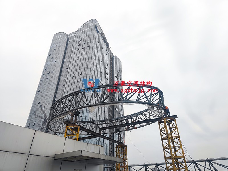 明宇廣場6號地塊商業(yè)（萬達(dá)廣場）改造項目鋼膜結(jié)構(gòu)ETFE蓋頂天幕工程進(jìn)入鋼結(jié)構(gòu)吊裝階段
