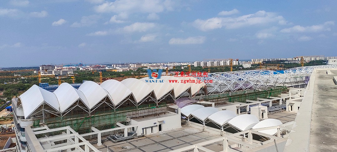 施工加速，這個(gè)PTFE膜結(jié)構(gòu)天幕即將完工！