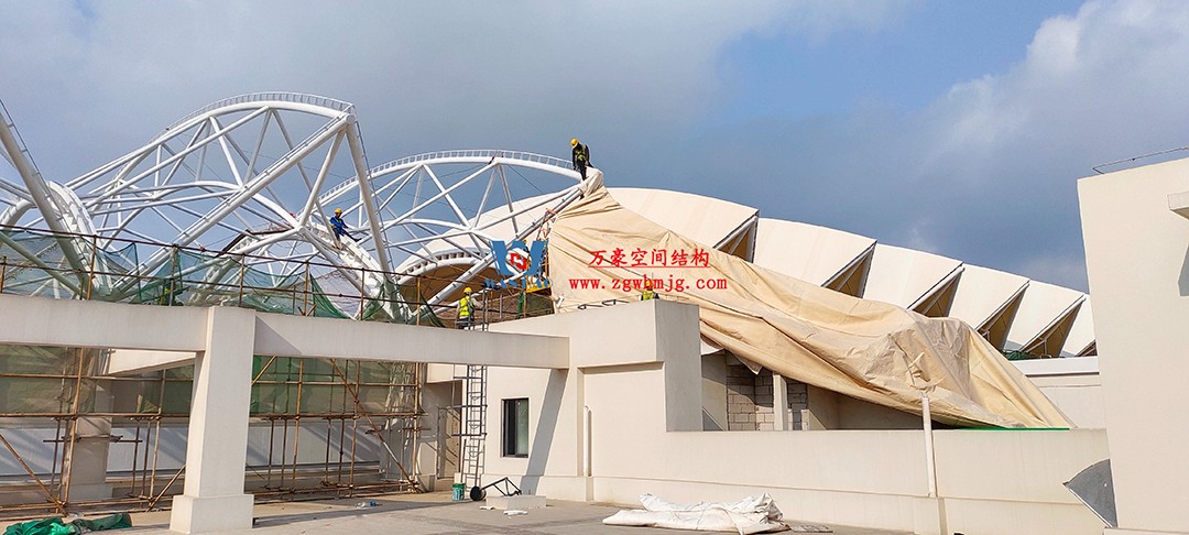 施工加速，這個(gè)PTFE膜結(jié)構(gòu)天幕即將完工！