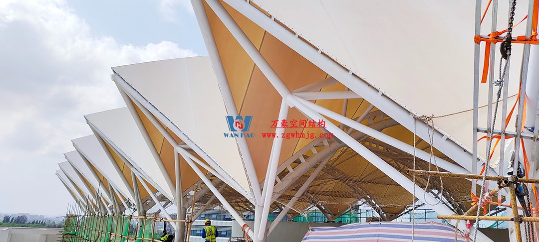 施工加速，這個(gè)PTFE膜結(jié)構(gòu)天幕即將完工！