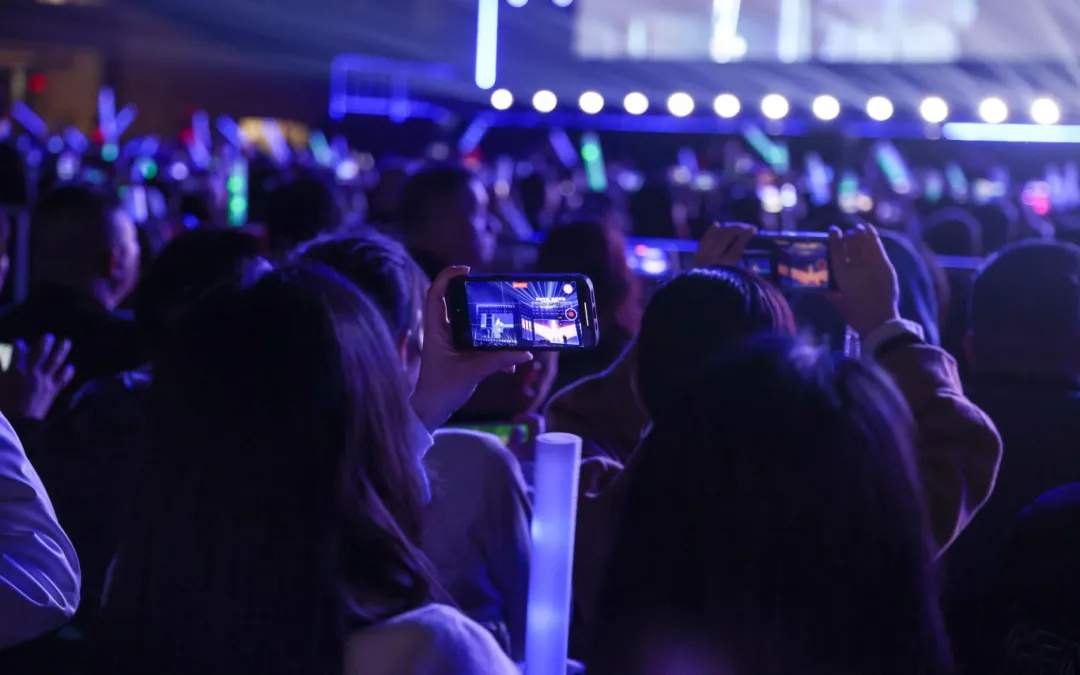 平陽體育中心群星演唱會(huì)！超萬人圍觀，現(xiàn)場火爆High唱！