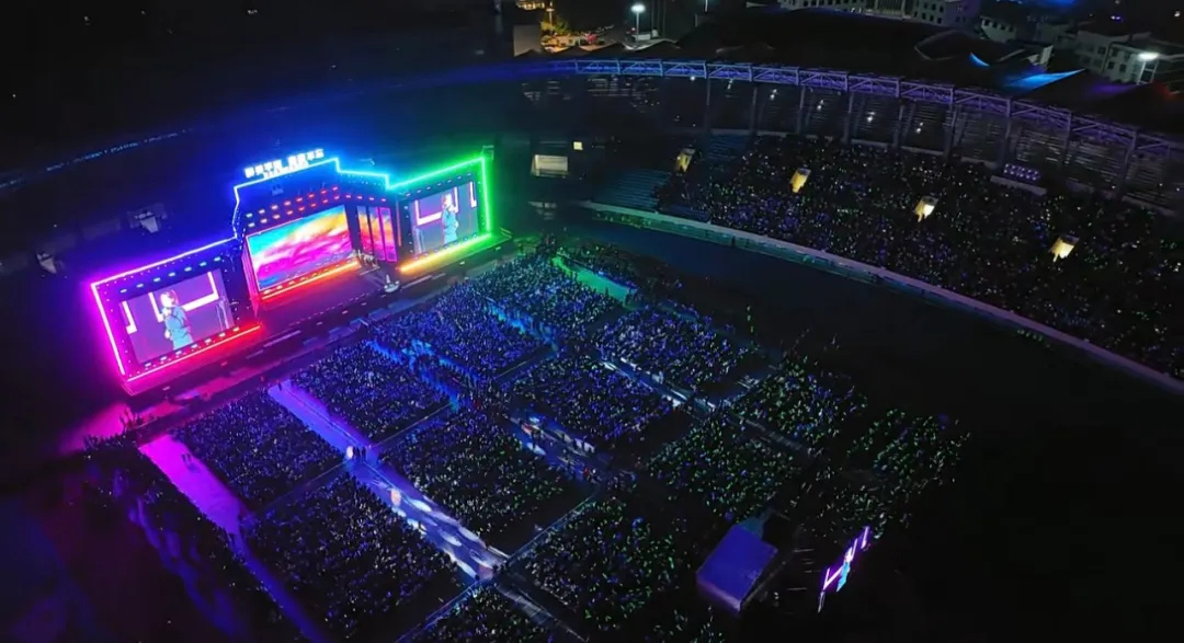 平陽體育中心群星演唱會(huì)！超萬人圍觀，現(xiàn)場火爆High唱！