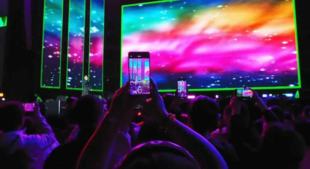 平陽體育中心群星演唱會(huì)！超萬人圍觀，現(xiàn)場火爆High唱！