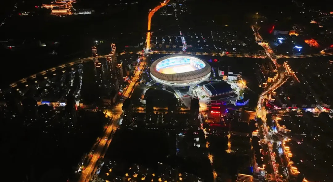 平陽體育中心群星演唱會(huì)！超萬人圍觀，現(xiàn)場火爆High唱！