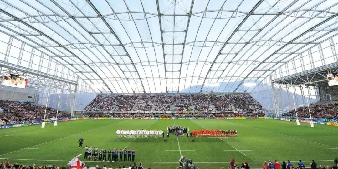 屋頂下生長(zhǎng)著天然草皮的永久封閉式體育場(chǎng)