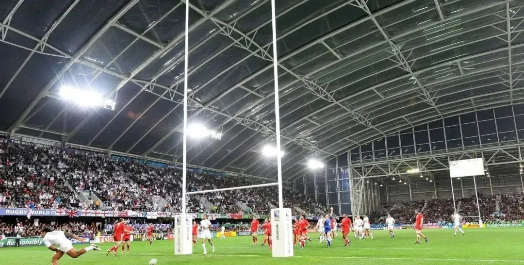 屋頂下生長(zhǎng)著天然草皮的永久封閉式體育場(chǎng)