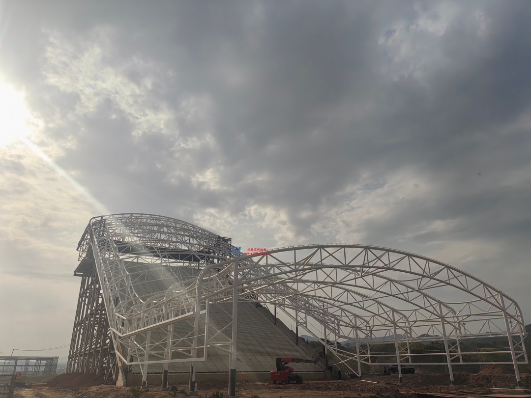 比亞迪紹興嵊州賽車場干拔沙坡觀景平臺(tái)鋼結(jié)構(gòu)項(xiàng)目