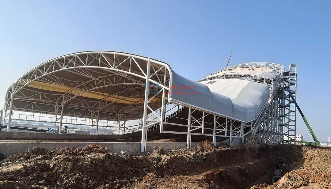 比亞迪賽車場(chǎng)驚現(xiàn)“風(fēng)之翼”！又一座PTFE膜結(jié)構(gòu)干拔沙坡頂棚拔地而起