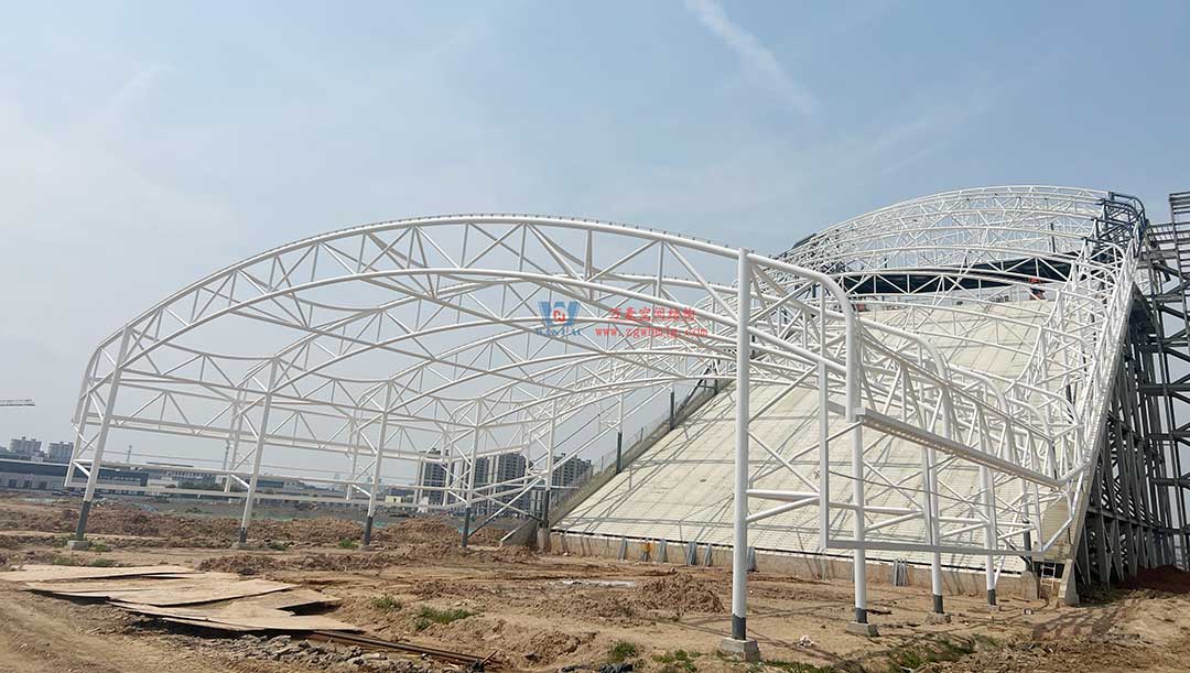 比亞迪賽車場(chǎng)驚現(xiàn)“風(fēng)之翼”！又一座PTFE膜結(jié)構(gòu)干拔沙坡頂棚拔地而起