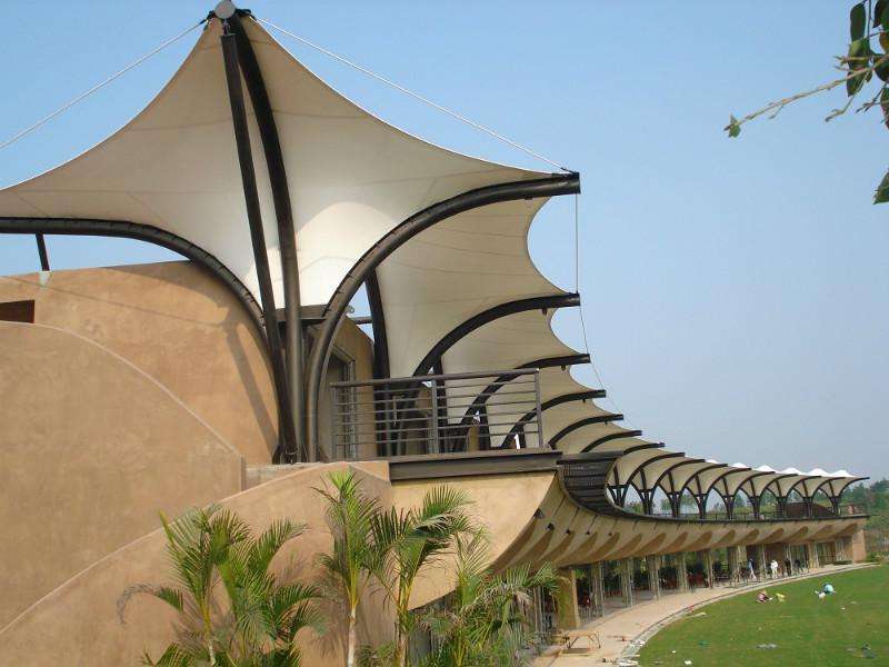 什么是張拉膜結(jié)構(gòu)？張拉膜結(jié)構(gòu)的應(yīng)用領(lǐng)域及使用材料是怎樣的？