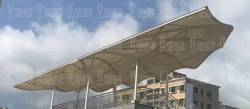 膜結(jié)構(gòu)雨棚遮陽(yáng)棚有哪些優(yōu)勢(shì)？雨棚遮陽(yáng)棚為什么選膜結(jié)構(gòu)材料？