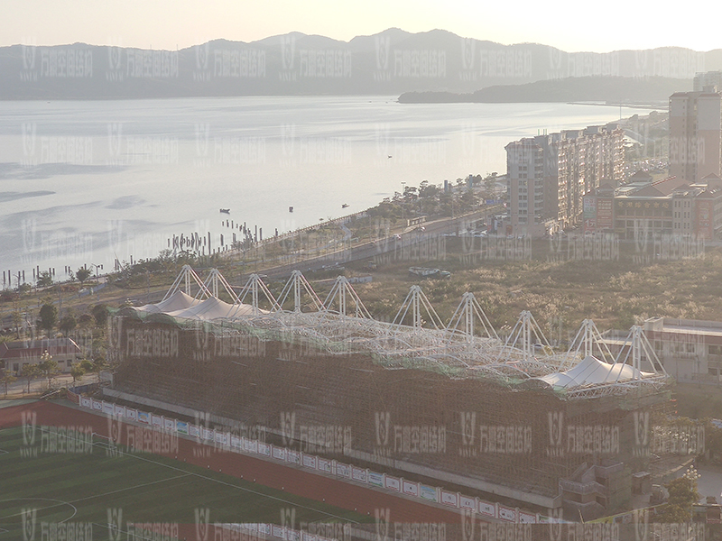 汕尾市體育中心（一期）工程田徑場(chǎng)膜結(jié)構(gòu)項(xiàng)目膜結(jié)構(gòu)安裝中