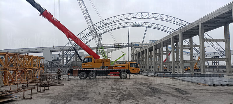 內(nèi)蒙能源長城五礦選煤廠鋼骨架膜棚建設(shè)項目鋼結(jié)構(gòu)施工中