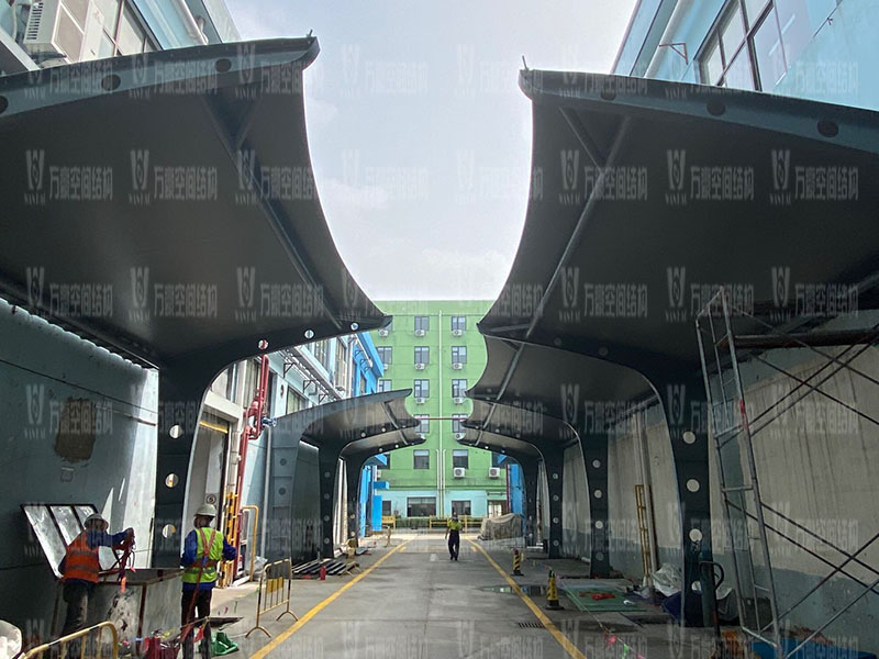 膜結(jié)構(gòu)車棚安裝時(shí)有哪些注意事項(xiàng)？車棚為什么選擇膜結(jié)構(gòu)？