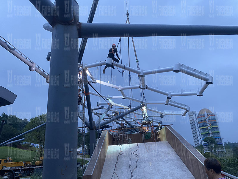 樂清鐵定溜溜樂園膜結(jié)構(gòu)工程商業(yè)街網(wǎng)殼吊裝中