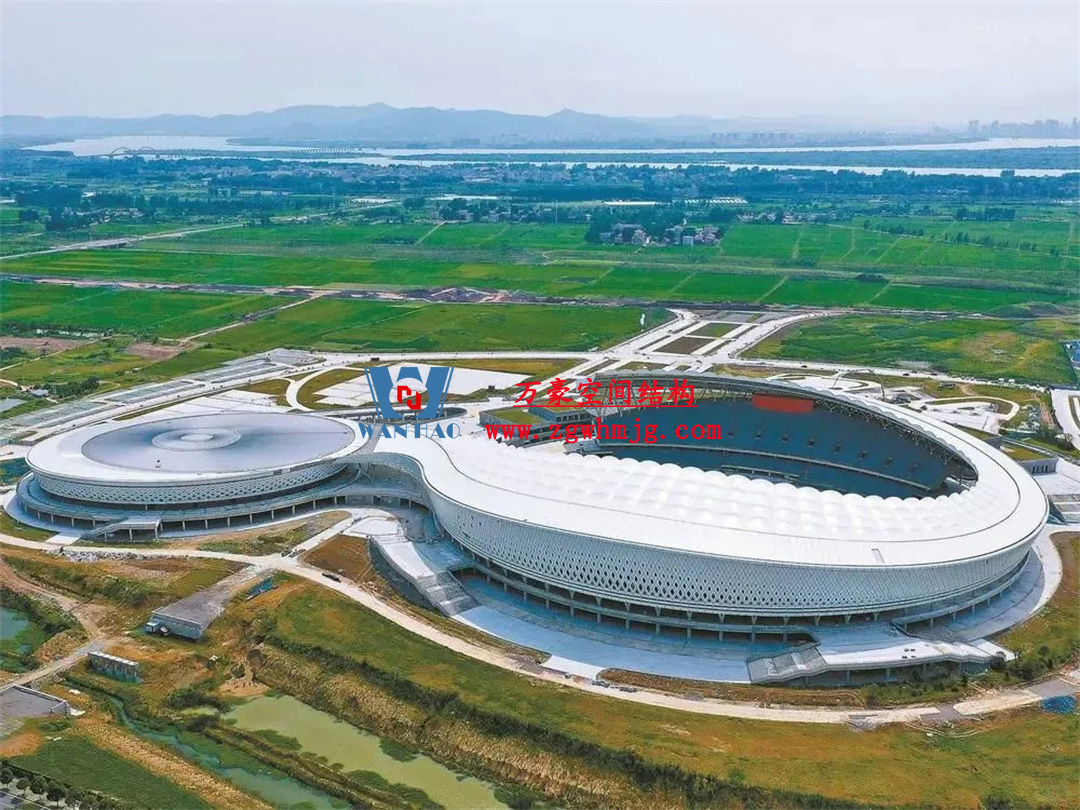膜結(jié)構(gòu)體育場屋面安裝全解析：從技術(shù)要點(diǎn)到經(jīng)典案例