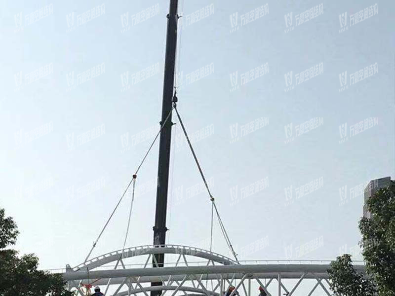 寧波（鄞州）網(wǎng)球中心遮陽棚膜結(jié)構(gòu)工程二期項(xiàng)目施工中