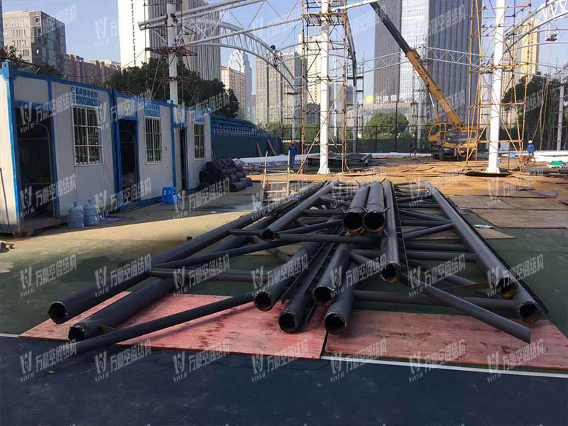 寧波（鄞州）網(wǎng)球中心遮陽棚膜結(jié)構(gòu)工程二期項(xiàng)目施工中