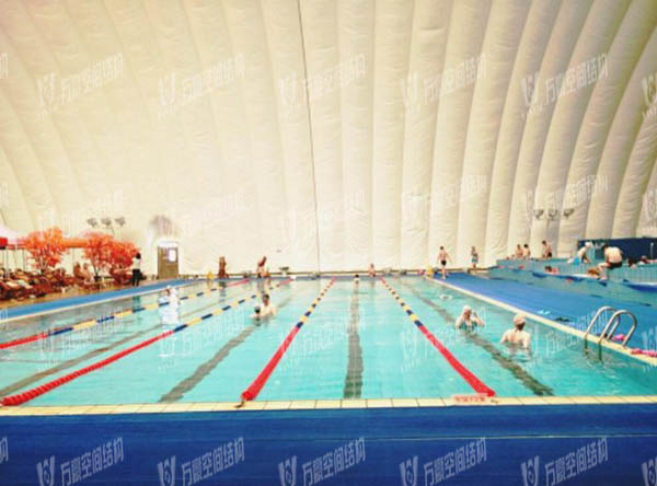 充氣膜游泳館好用嗎？充氣膜結(jié)構(gòu)游泳館有哪些優(yōu)點(diǎn)特點(diǎn)？