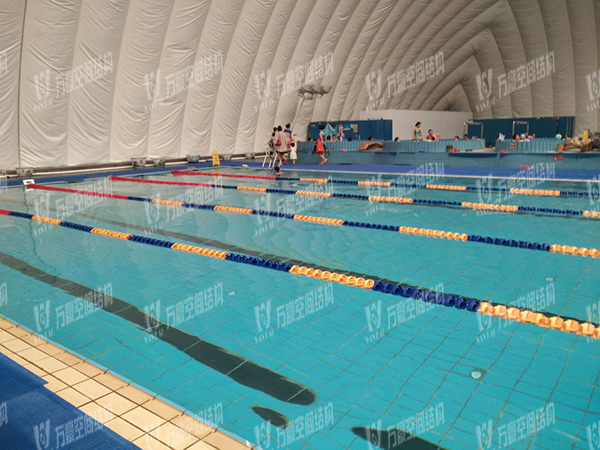 充氣膜游泳館好用嗎？充氣膜結(jié)構(gòu)游泳館有哪些優(yōu)點(diǎn)特點(diǎn)？